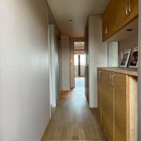 京都市右京区西院東今田町の売買物件/玄関からリビングまで繋がるナラの無垢材。