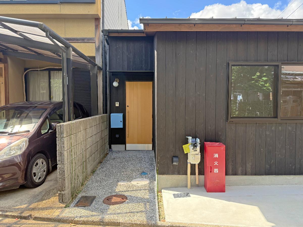 京都市北区紫野今宮町の賃貸物件/外観全景横の玄関。玄関は控えめに少しセットバック。これも大切な要素ですよね