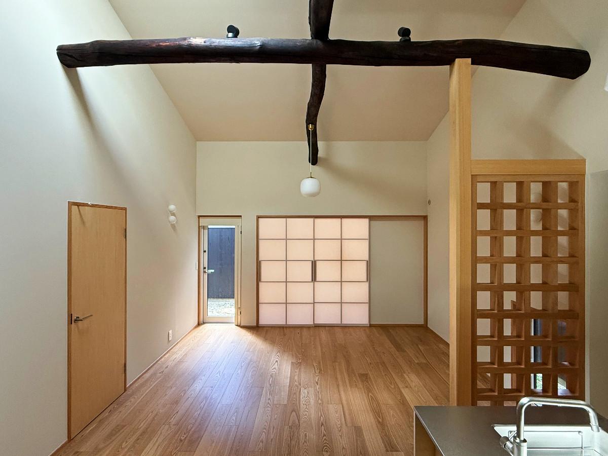 京都市北区紫野今宮町の賃貸物件/キッチンからLDK南をみる。吹き抜けた空間は心地よいですよね。左奥の勝手口空けると小庭。障子を開けると和室があります