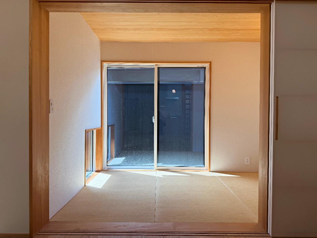 京都市北区紫野今宮町の賃貸物件/小庭の横は和室。押入はないので、ここは客間としてもいいかも。何も置かないくつろぎ空間として活用したいですね