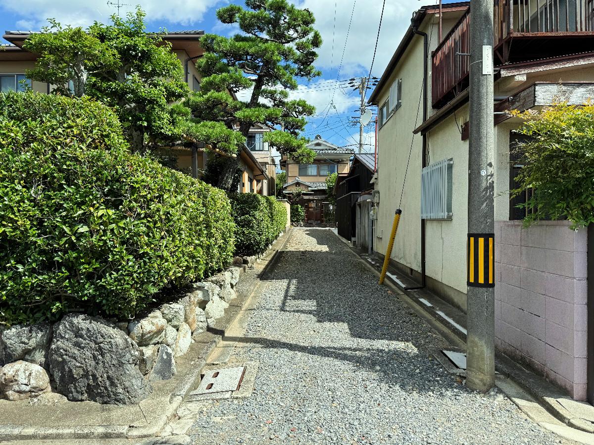 京都市北区紫野今宮町の賃貸物件/今宮神社のおいしいあぶり餅横、大きな駐車場北側のステキな路地を抜ける帰路が個人的に好みです。マイホームってこういう近隣環境、大事です