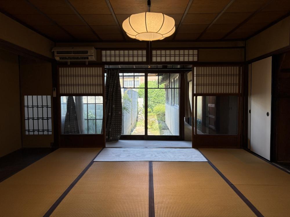 京都市北区紫野南舟岡町の賃貸物件/1階東側｜ゆったりとしたサイズの室内と奥に続く庭で視覚的に広く感じます。