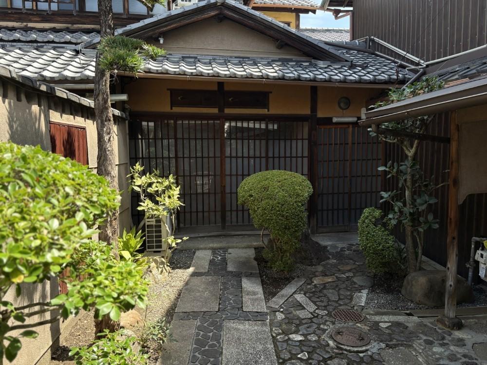 京都市北区紫野南舟岡町の賃貸物件/棟門を開けると石畳のアプローチ。右端の見切れている箇所に駐輪できそう