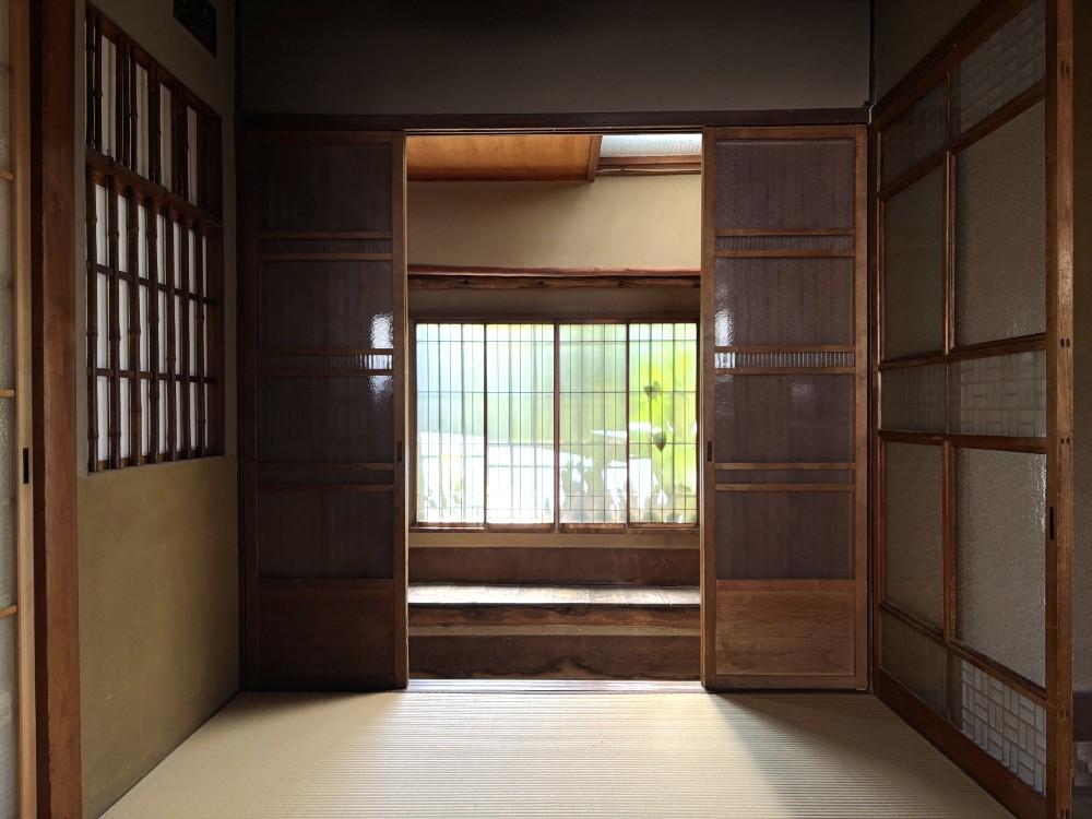 京都市北区紫野南舟岡町の賃貸物件/玄関土間には腰掛が配置されています。窓越しに映るグリーンも良い。