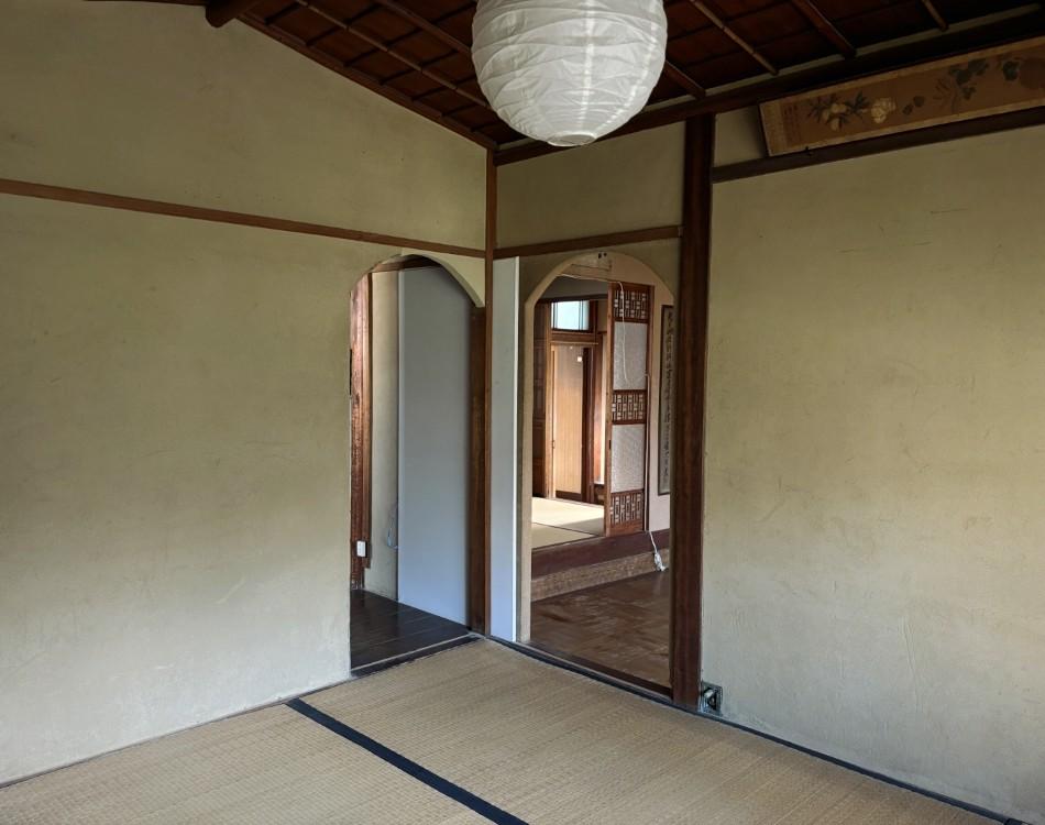 京都市北区紫野南舟岡町の賃貸物件/茶室の出入口の形状が特徴的