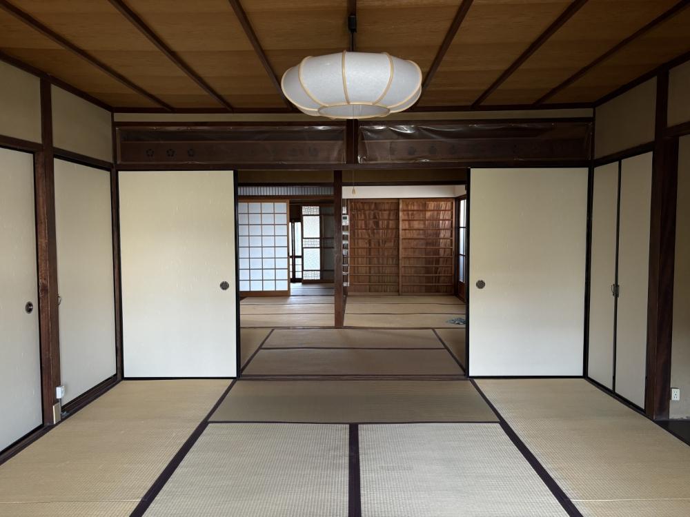 京都市北区紫野南舟岡町の賃貸物件/1階東側から西方向｜特に事業用であれば襖を取り外して大きく使ってもよさそうです