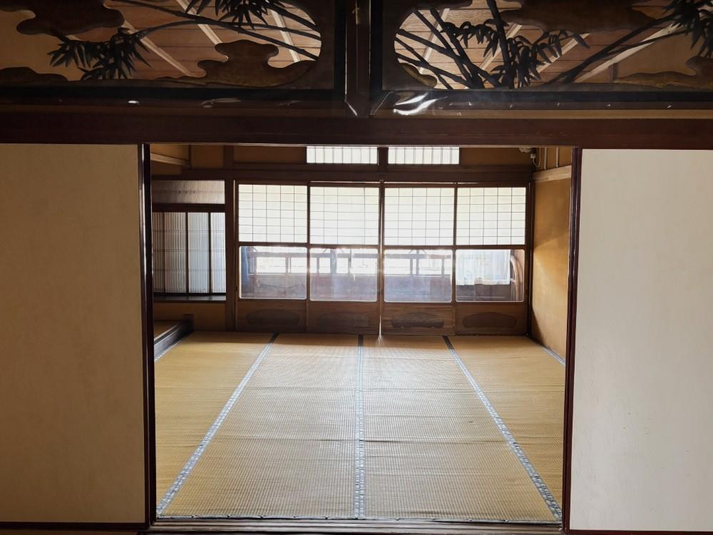 京都市北区紫野南舟岡町の賃貸物件/2階東側｜前方の開口がバルコニー。欄間のデザインも素敵