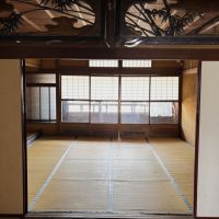 京都市北区紫野南舟岡町の賃貸物件/2階東側｜前方の開口がバルコニー。欄間のデザインも素敵