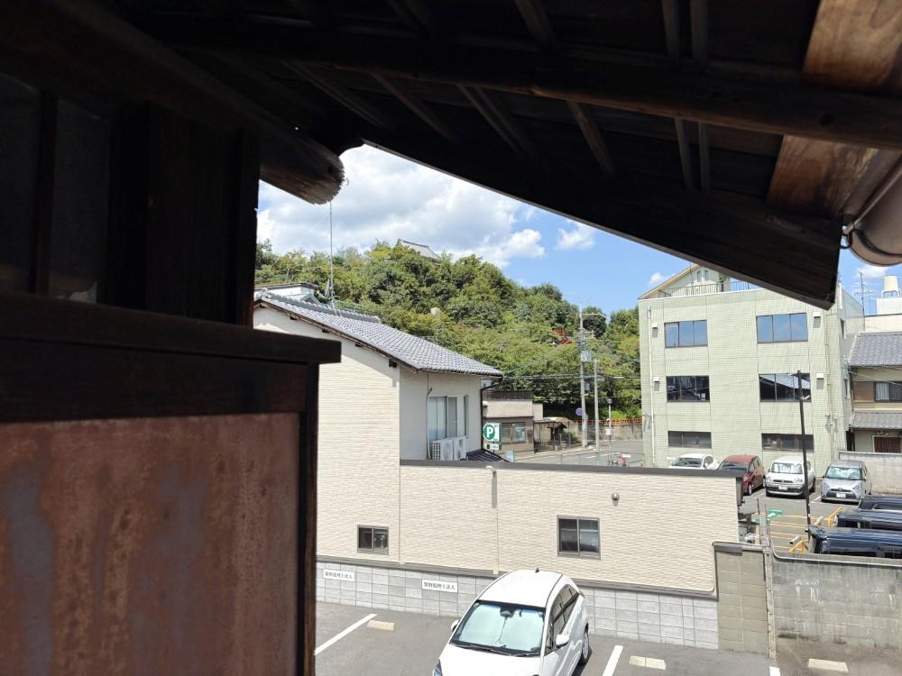 京都市北区紫野南舟岡町の賃貸物件/バルコニーからは建勲神社の頭と参道の鳥居がちらっと。
