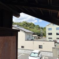京都市北区紫野南舟岡町の賃貸物件/バルコニーからは建勲神社の頭と参道の鳥居がちらっと。