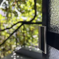 京都市下京区朱雀宝蔵町の賃貸物件/レトロなドアや窓のデザインがかわいらしい