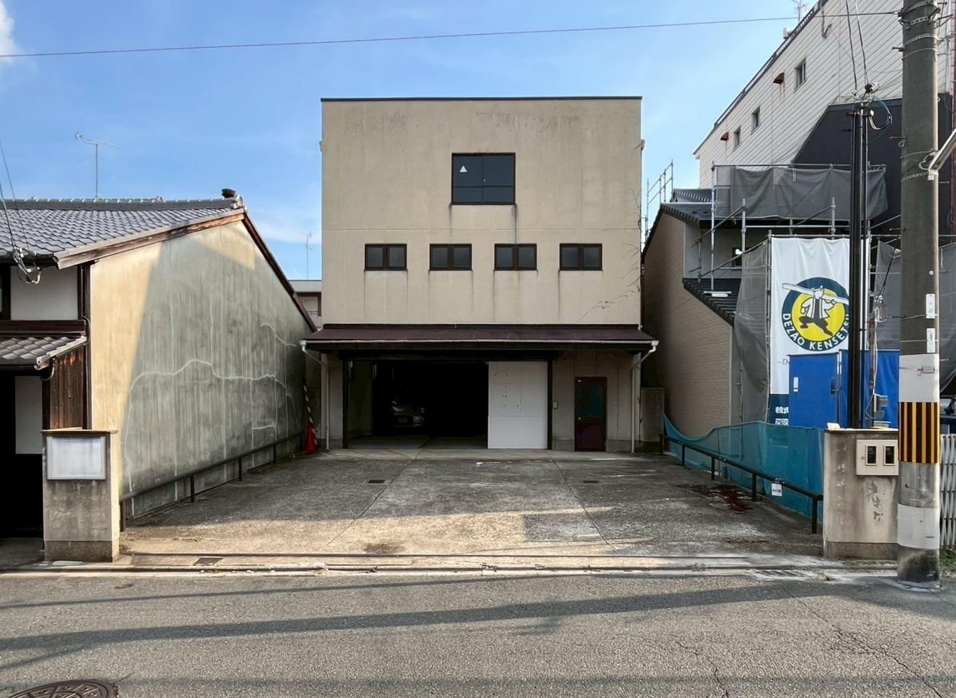 京都市上京区元誓願寺通大宮西入元妙蓮寺町の賃貸物件/外観は近々塗装される予定。空き状況によりますが、屋内外の月極駐車場も契約可能。