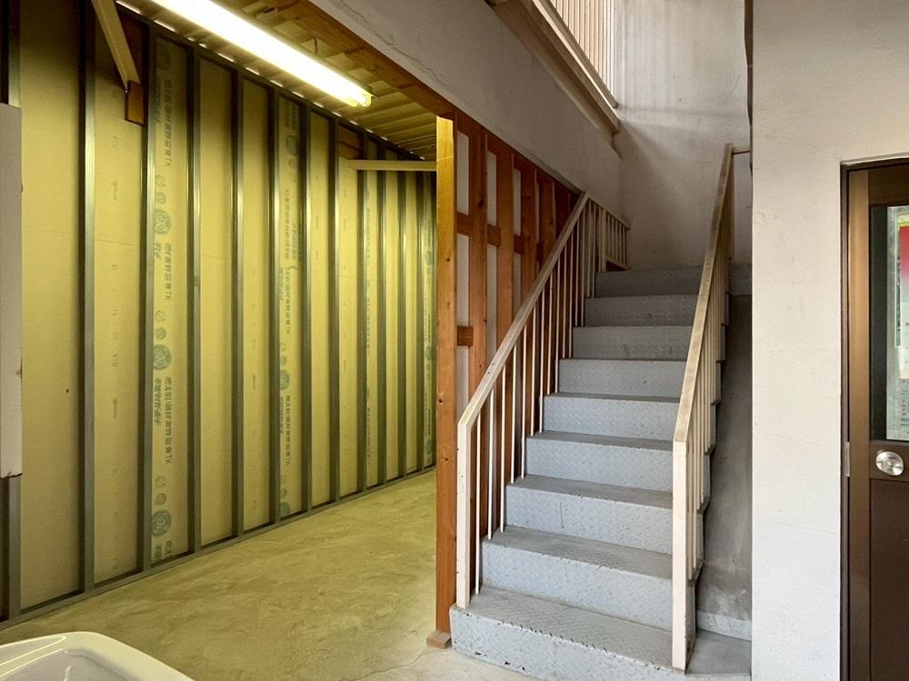 京都市上京区元誓願寺通大宮西入元妙蓮寺町の賃貸物件/月極駐車場部分と間仕切ってあり、少し物が置けるスペースもあり