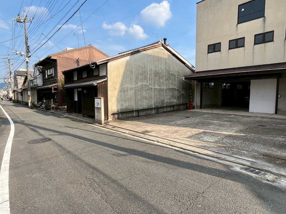京都市上京区元誓願寺通大宮西入元妙蓮寺町の賃貸物件/前面道路は4～5mで、少しゆったりめ