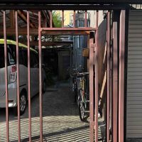 京都市東山区門脇町の賃貸物件/旭湯さんの裏側にあるこの鉄の門を入っていきます。