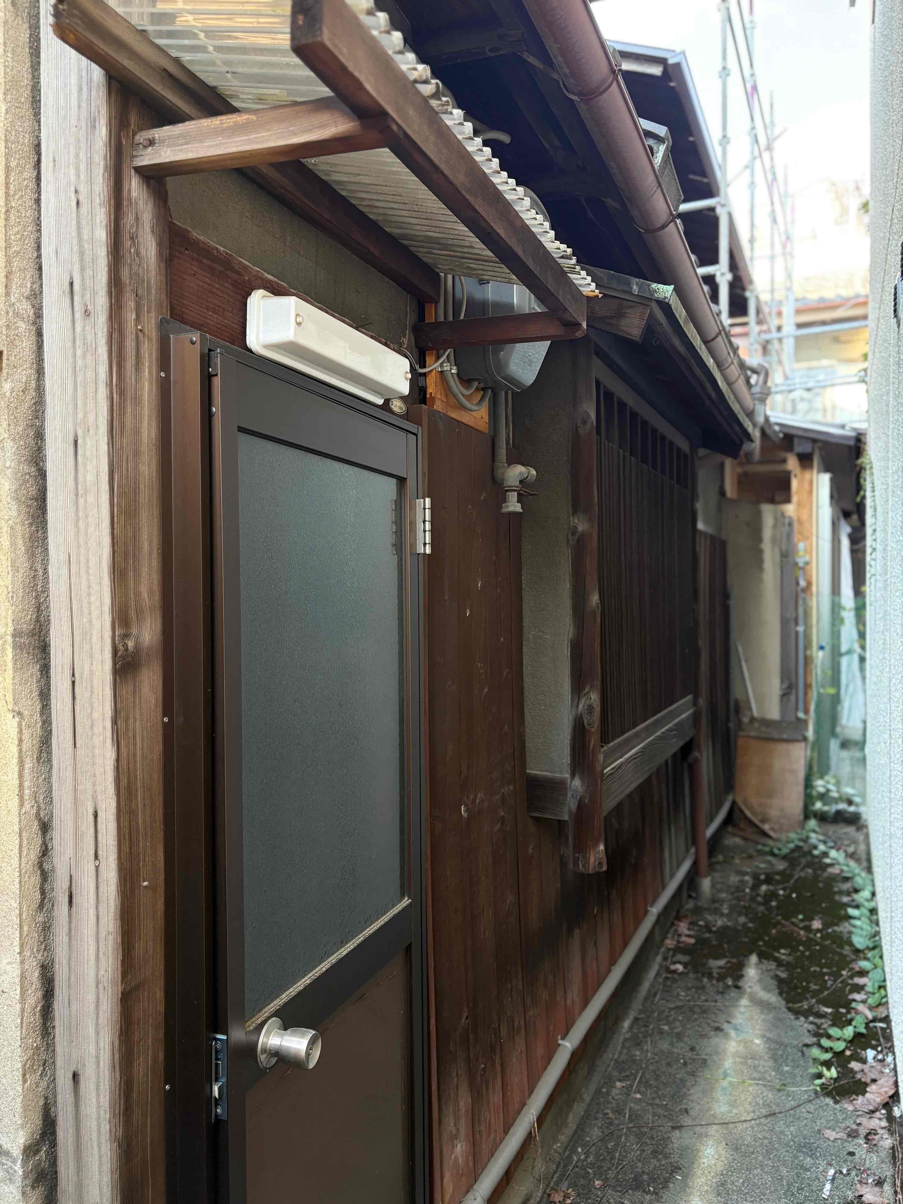 京都市東山区門脇町の賃貸物件/ボイラー室を通り抜けると、本物件の玄関に辿り着きます。