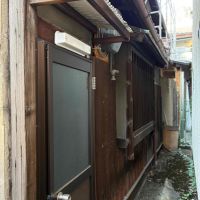 京都市東山区門脇町の賃貸物件/ボイラー室を通り抜けると、本物件の玄関に辿り着きます。