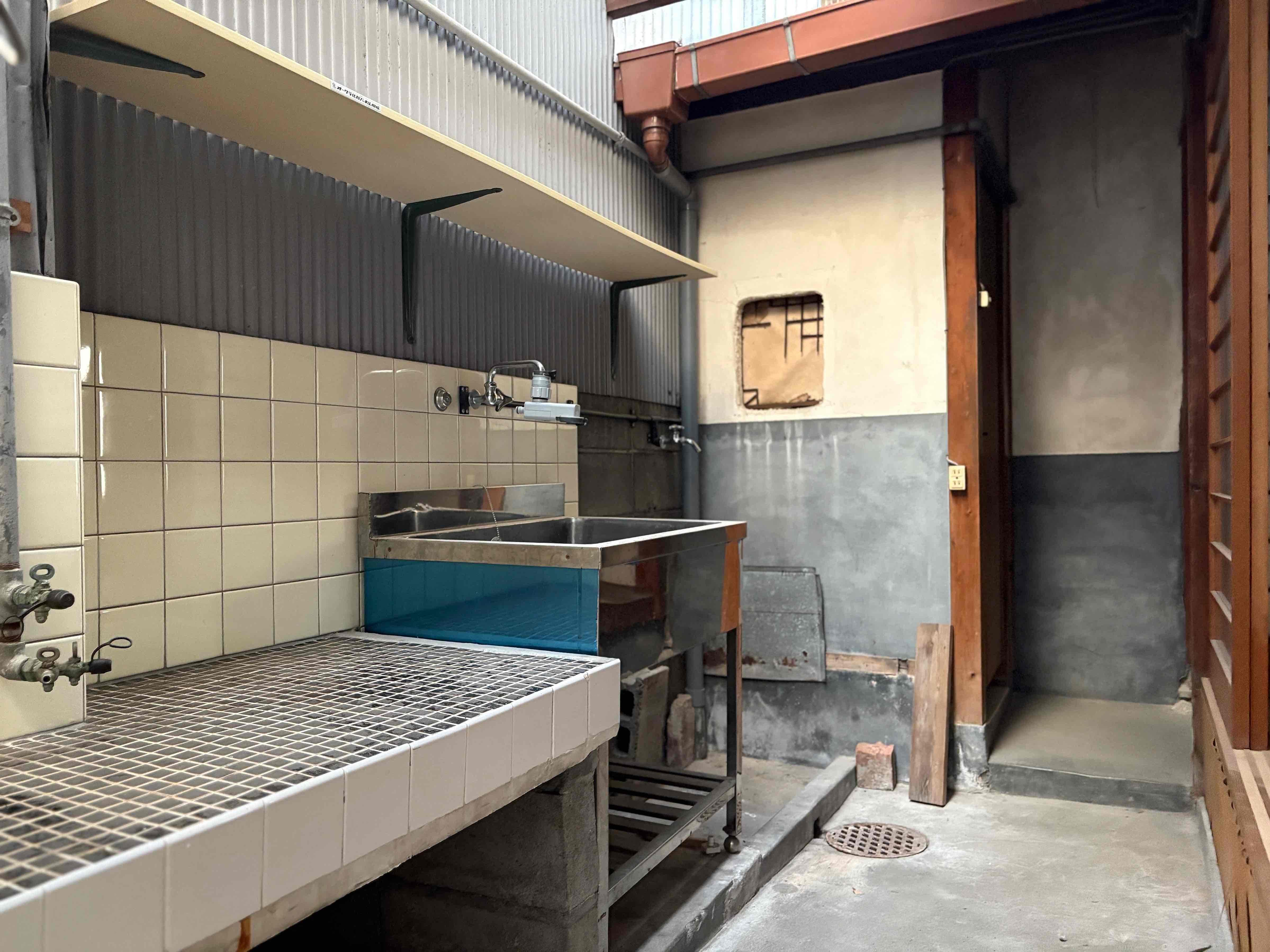 京都市東山区門脇町の賃貸物件/手前からコンロ置き場、シンク、洗濯機置き場と並びます