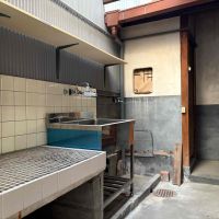 京都市東山区門脇町の賃貸物件/手前からコンロ置き場、シンク、洗濯機置き場と並びます