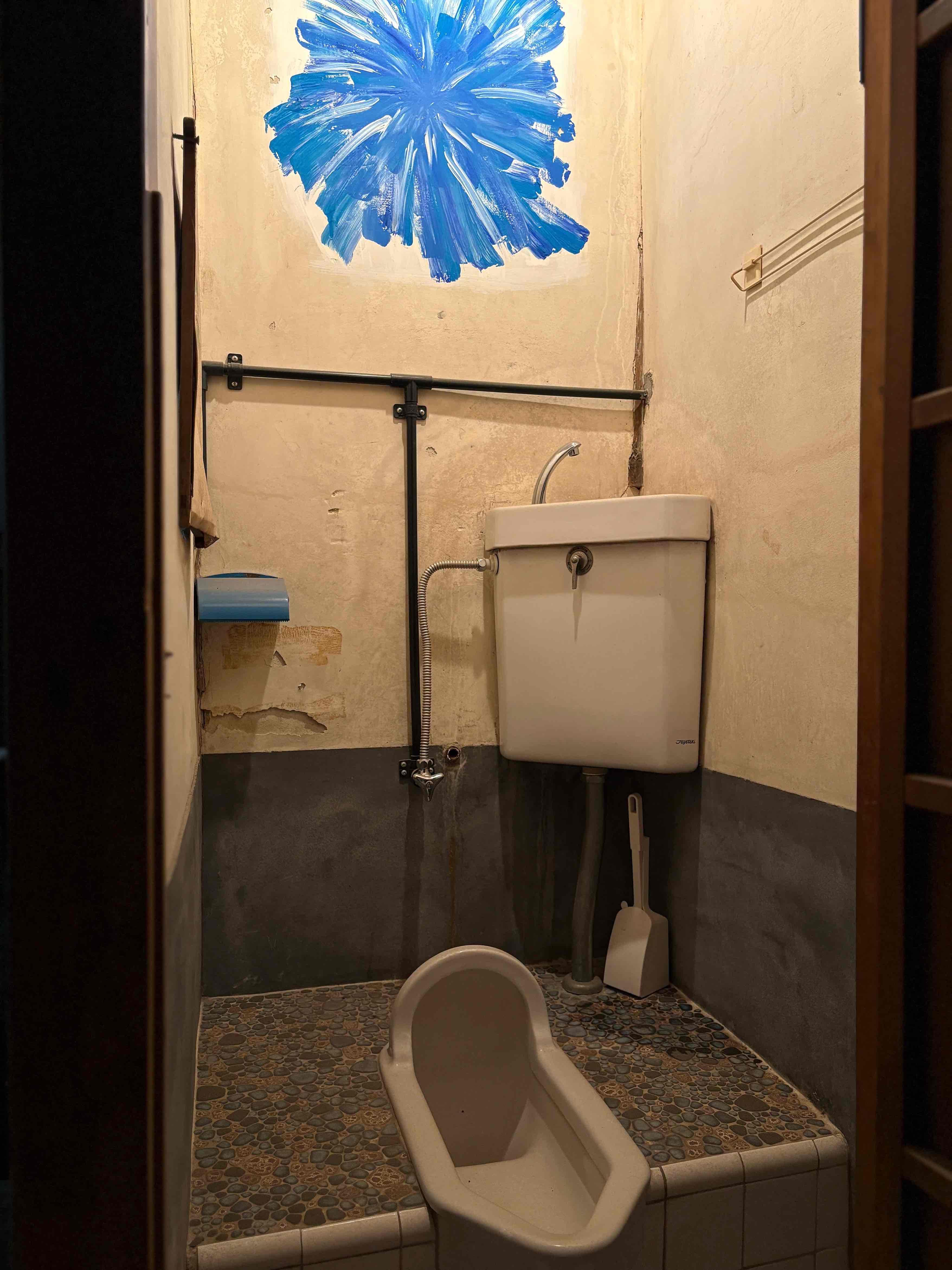 京都市東山区門脇町の賃貸物件/トイレは和式なので、気になる方は改装しましょう。