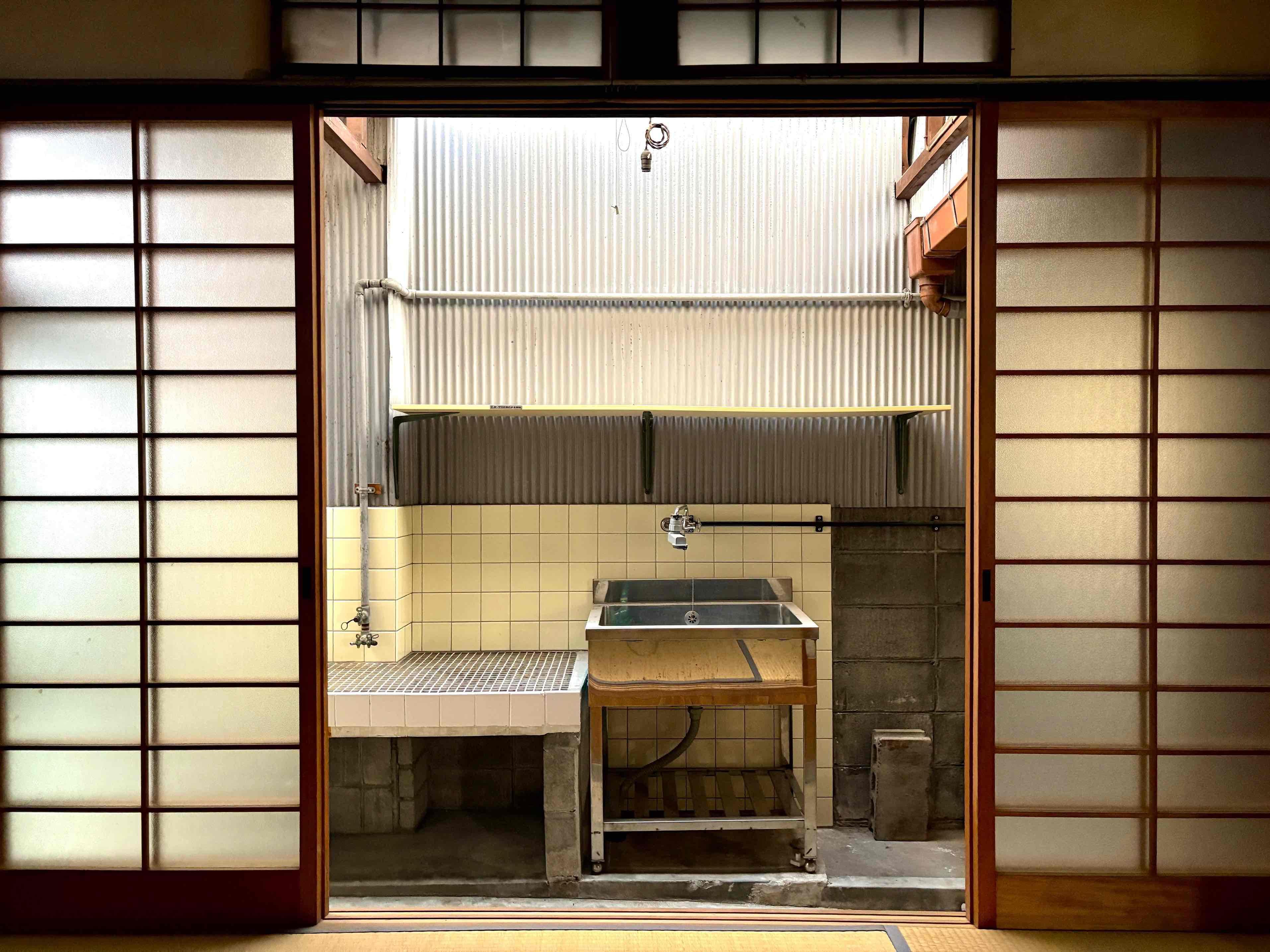 京都市東山区門脇町の賃貸物件/台所スペースは天井からの光で明るい。足元は土間なので湯冷めに注意。