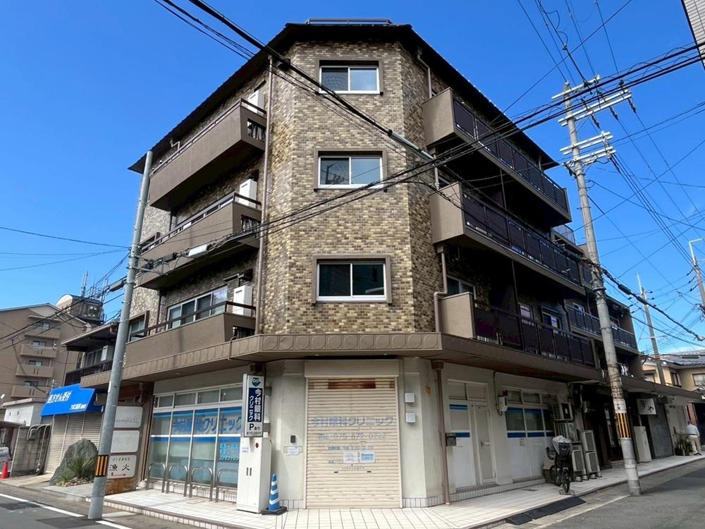 京都市右京区嵯峨中通町13-36の賃貸物件/13人のアーティストや職人の個性が詰まったレトロマンション
