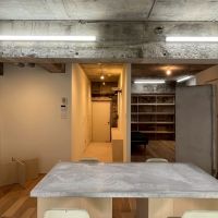 京都市右京区嵯峨中通町13-36の賃貸物件/【202】左の壁に掛かっている四角いアルミは作業台の天板としても使える仕掛け