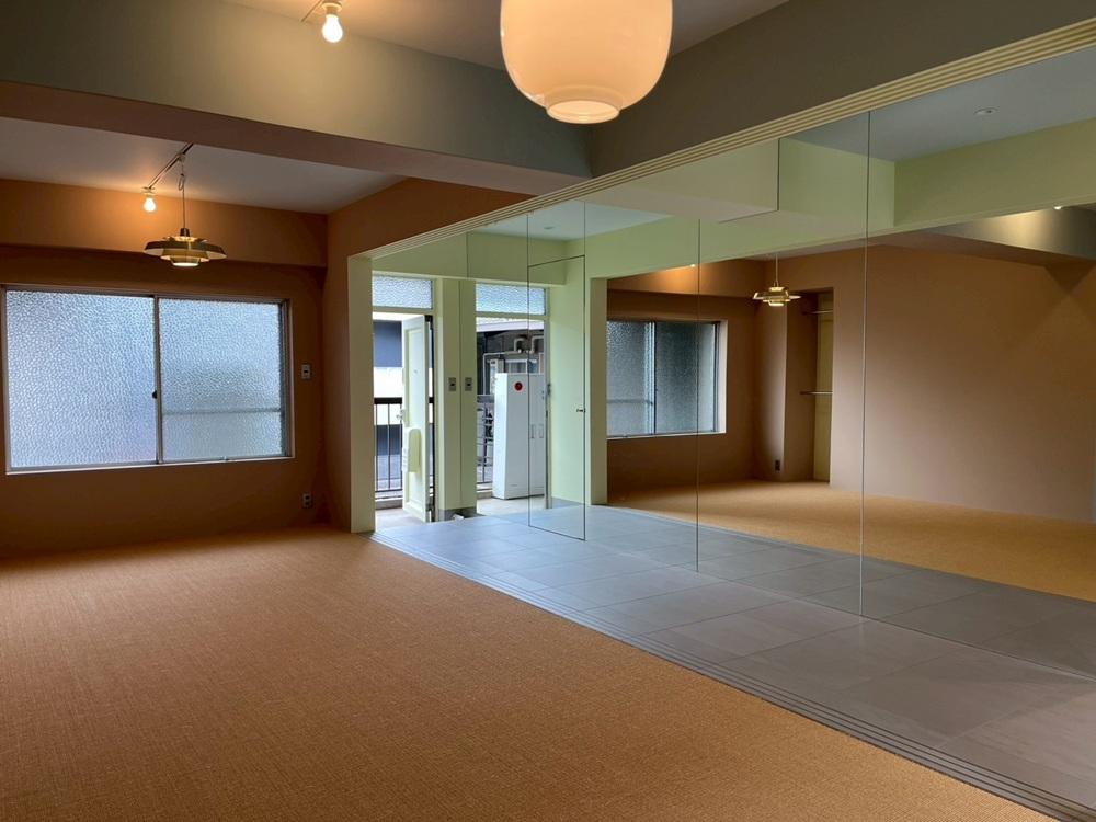京都市右京区嵯峨中通町13-36の賃貸物件/【203】こちらも流石アパレル関係！一面鏡でまるでショップ。この内の一部がサニタリースペースへの入口になってます（よーく見るとドアノブ付いてます）