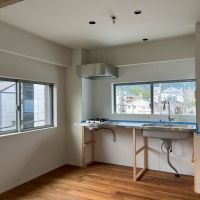 京都市右京区嵯峨中通町13-36の賃貸物件/【301※成約済】明るいキッチン。この窓からは抜け感あり。右奥にはパントリーになるスペース。