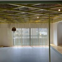 京都市右京区嵯峨中通町13-36の賃貸物件/【401B※成約済】天井には黄色い格子が行き交う。窓際はタイルが敷いてあるので植物を並べても良い