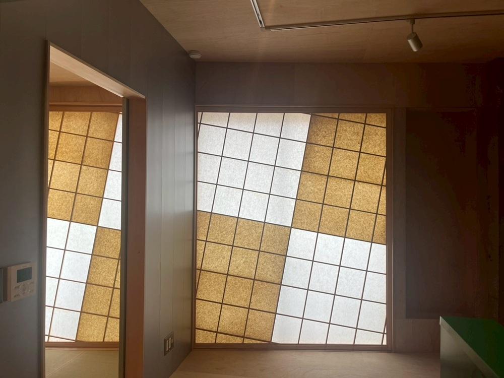 京都市右京区嵯峨中通町13-36の賃貸物件/【402】同様に10&deg;傾いた障子はそれぞれを重なり合わせ光の調整ができるのだ