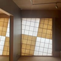 京都市右京区嵯峨中通町13-36の賃貸物件/【402】同様に10&deg;傾いた障子はそれぞれを重なり合わせ光の調整ができるのだ