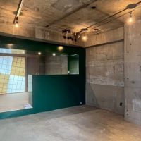 京都市右京区嵯峨中通町13-36の賃貸物件/【402】何かと10&deg;傾いた設計で写真撮影は苦戦しました。仕事場として活用しやすいように大半が土間。好みで大きなラグを敷くも良し。