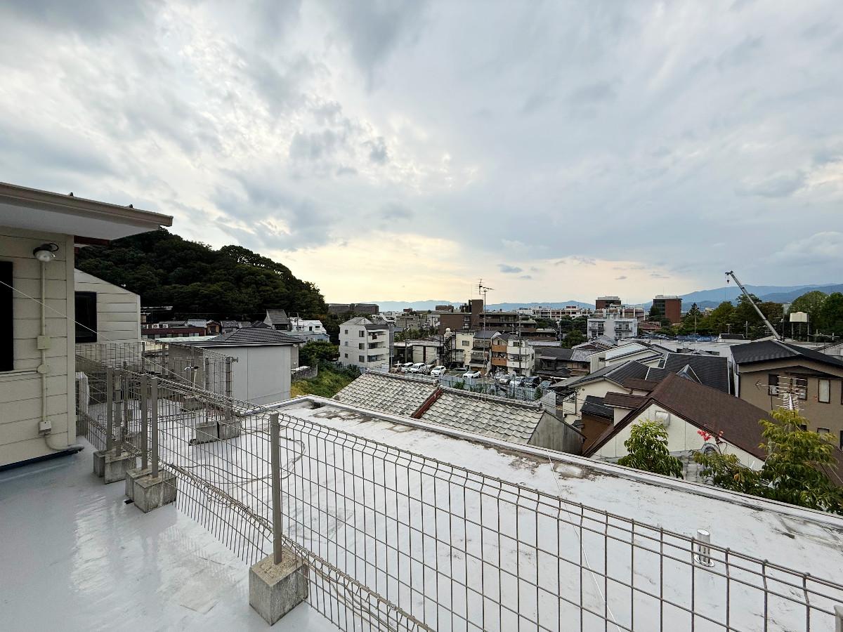 京都市左京区北白川西町の賃貸物件/屋上全景。南西を見れば、吉田山越しに京都市内と西山が一望できます