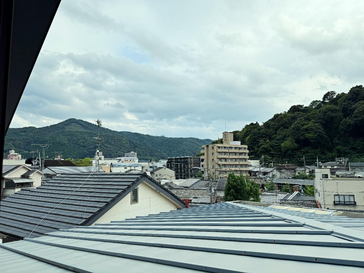 京都市左京区北白川西町の賃貸物件/4階洋室窓から大文字を望む。洋室の窓からは遮るものなく、存分に大文字を味わう事ができます