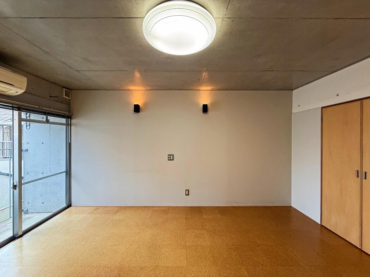 京都市左京区北白川西町の賃貸物件/3階南洋室。壁付け照明もあるので、天井の照明は取っ払い落ち着ける空間にしてもいいかも
