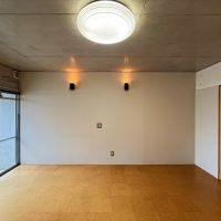 京都市左京区北白川西町の賃貸物件/3階南洋室。壁付け照明もあるので、天井の照明は取っ払い落ち着ける空間にしてもいいかも