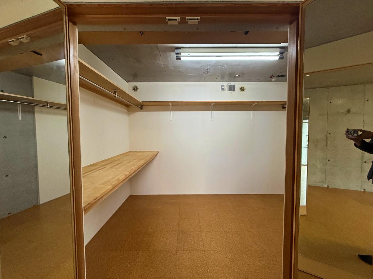 京都市左京区北白川西町の賃貸物件/3階南洋室横にはウォークインクローゼットあり。8畳間ぐらいありそうな広さ