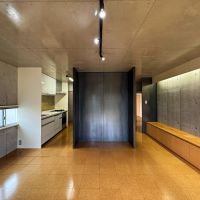京都市左京区北白川西町の賃貸物件/LDK全景。左にはキッチンとその奥にパントリーが。右奥は玄関間へと続いています