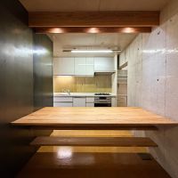 京都市左京区北白川西町の賃貸物件/LDKキッチン全景。正面に鎮座する鉄のコの字裏には作り付けのテーブルが。家具いらずが有難い