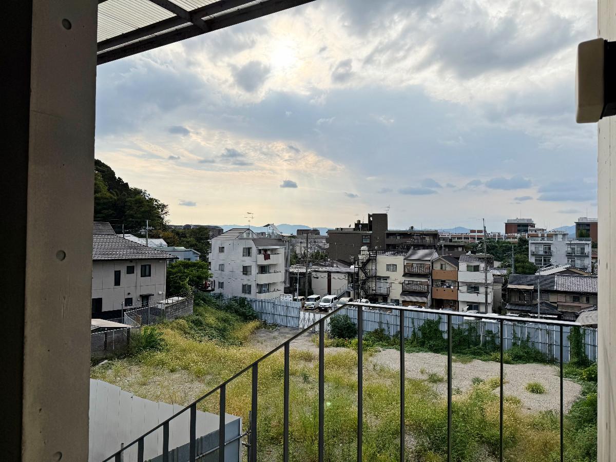 京都市左京区北白川西町の賃貸物件/エレベータ－は無しの階段で3階です。3階に上がった廊下からはいい眺めが広がっています