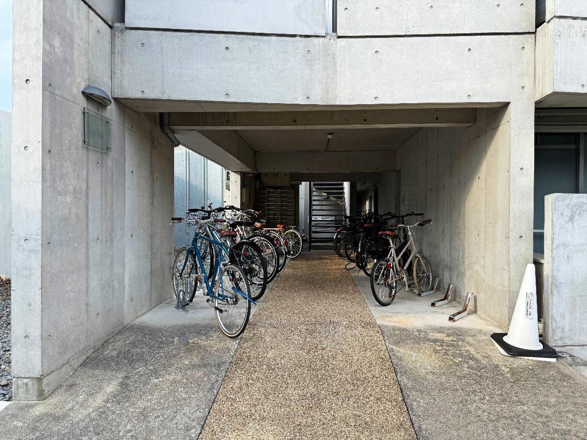 京都市左京区北白川西町の賃貸物件/エントランスアプローチには整然と自転車置き場が。整頓されていて好感が持てます