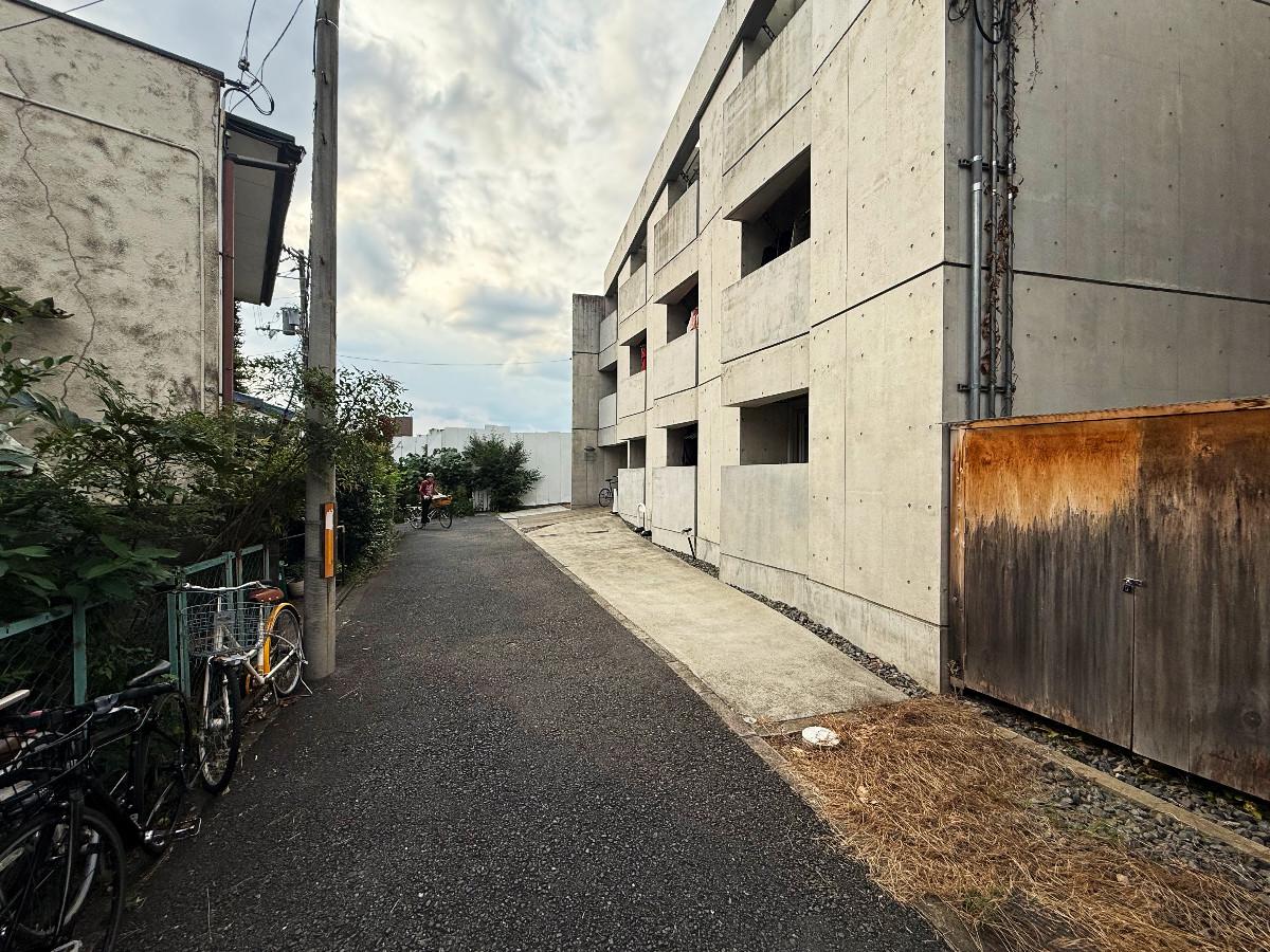 京都市左京区北白川西町の賃貸物件/外観全景。細い路地奥にあるので、人通りも少なく落ち着いています。RC造のモダンな外観がキリリとかっこいい