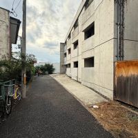 京都市左京区北白川西町の賃貸物件/外観全景。細い路地奥にあるので、人通りも少なく落ち着いています。RC造のモダンな外観がキリリとかっこいい