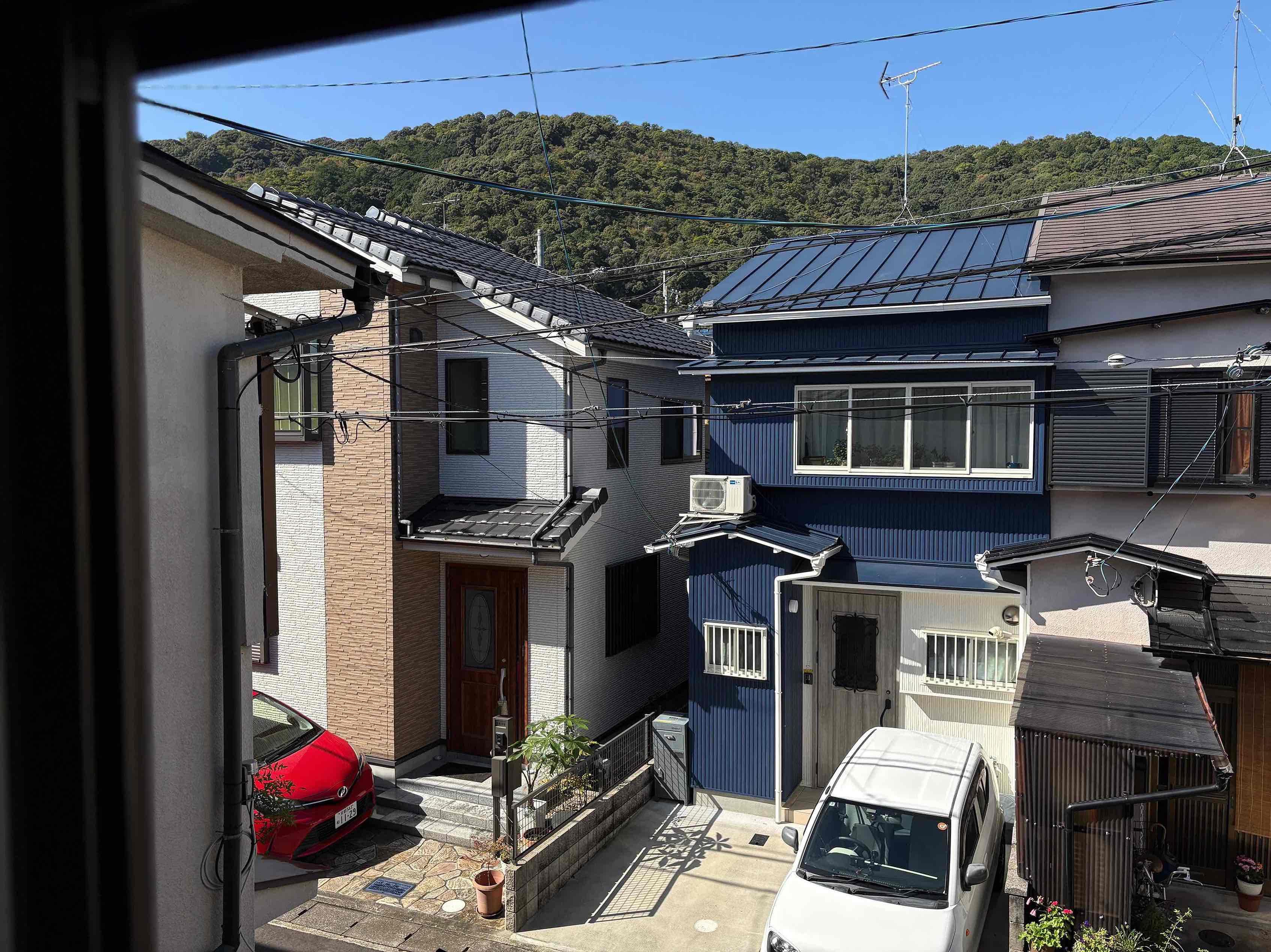 京都市西京区嵐山朝月町の賃貸物件/2階西側の窓から｜松尾山がひょっこり