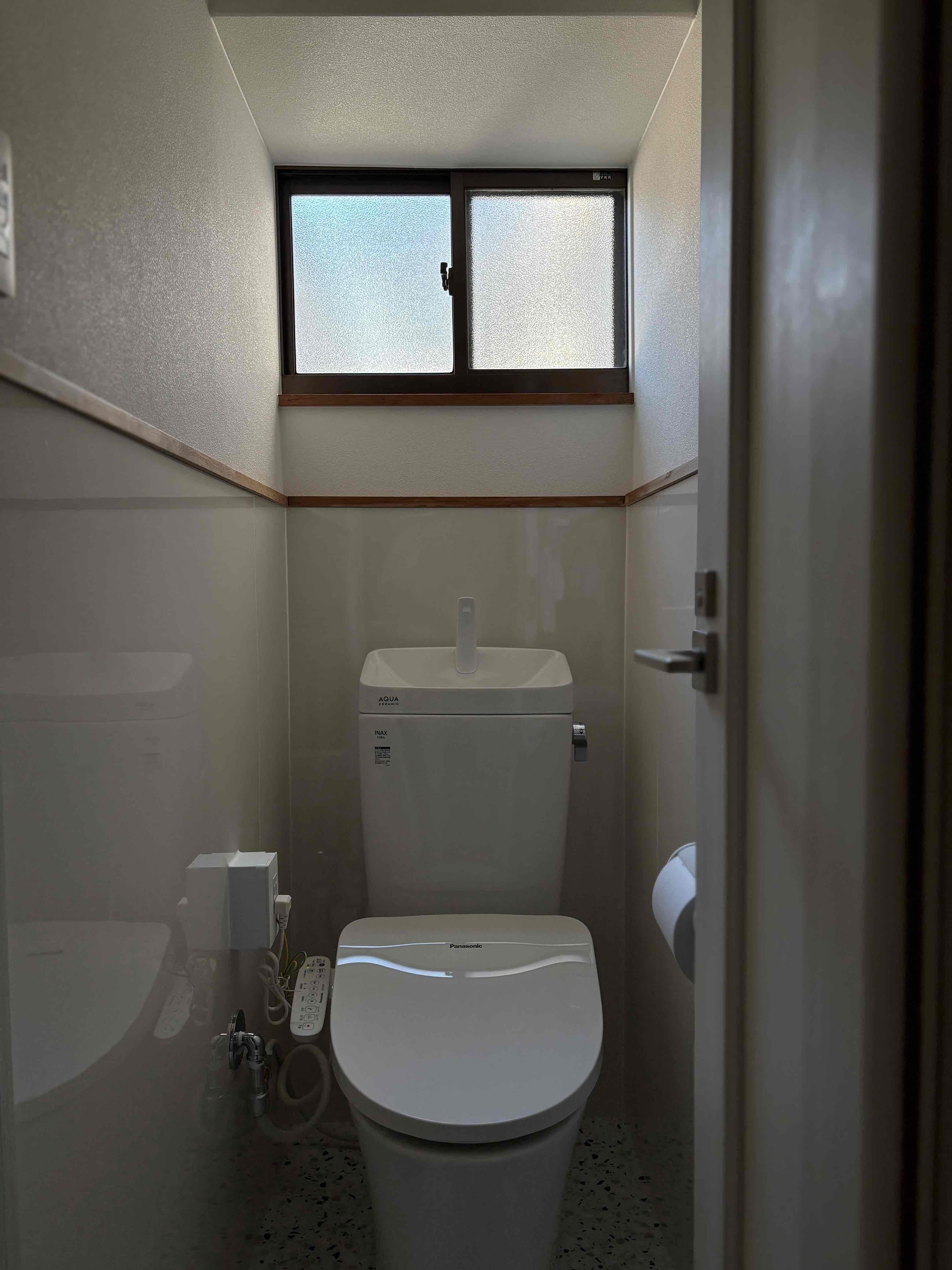 京都市西京区嵐山朝月町の賃貸物件/トイレは階段前に折れ戸タイプのドア