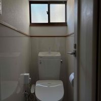 京都市西京区嵐山朝月町の賃貸物件/トイレは階段前に折れ戸タイプのドア