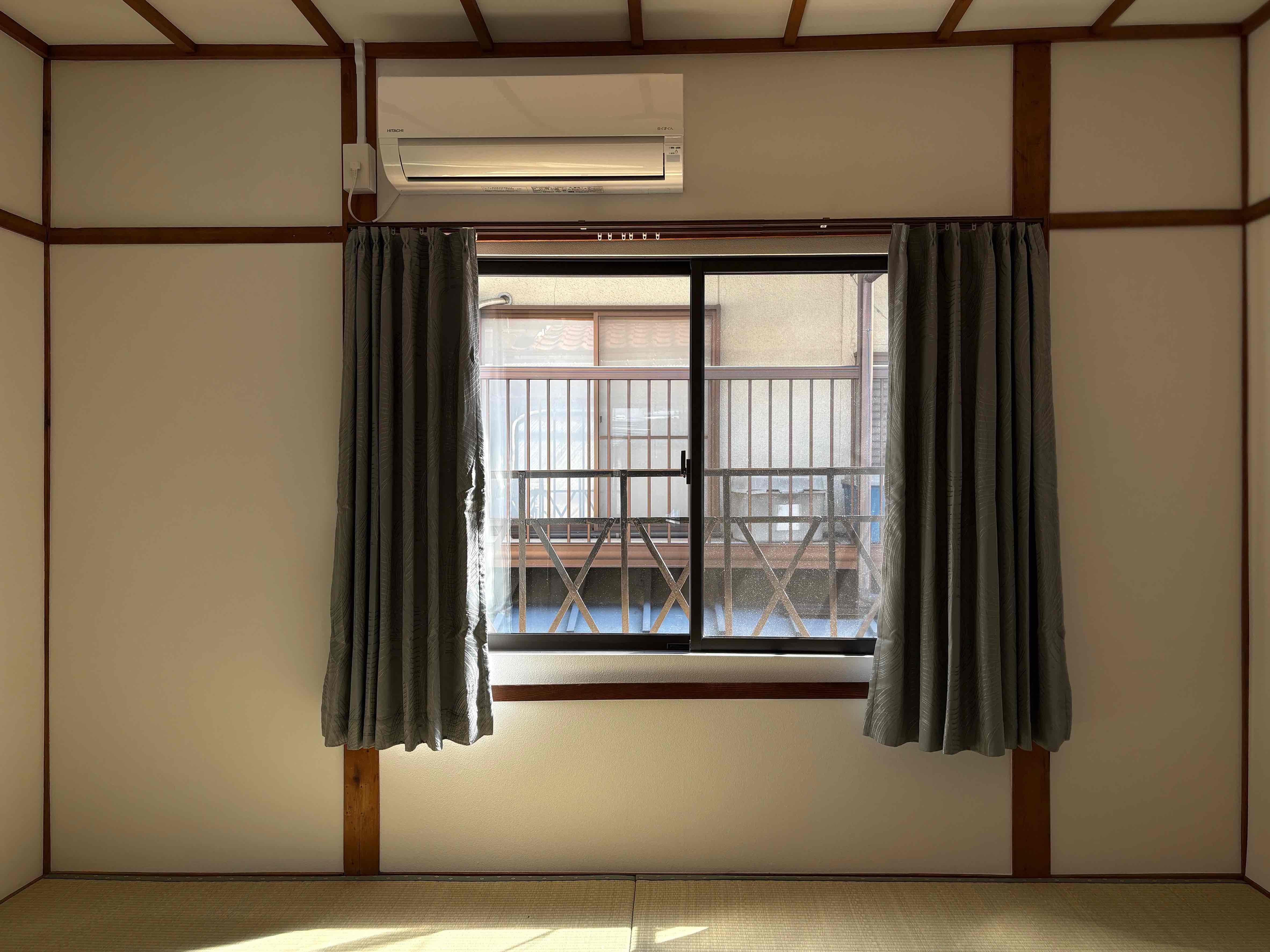 京都市西京区嵐山朝月町の賃貸物件/窓からバルコニーに出られます。2階はペアガラスに入れ替えてあります。