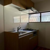 京都市西京区嵐山朝月町の賃貸物件/キッチンは2口ガスコンロとグリル付き