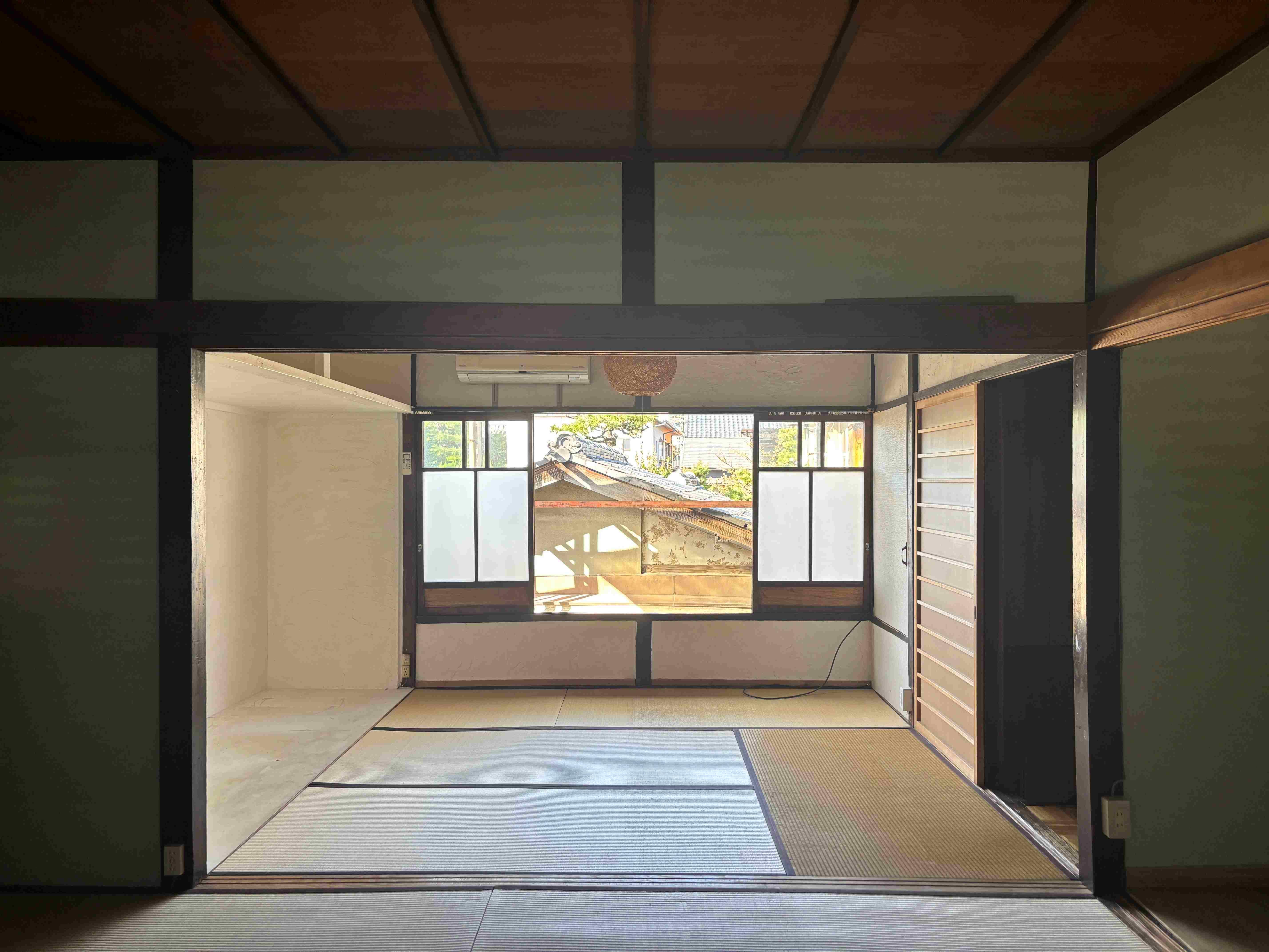 京都市北区紫竹西桃ノ本町の賃貸物件/奥の窓からやわらかな光が入ります